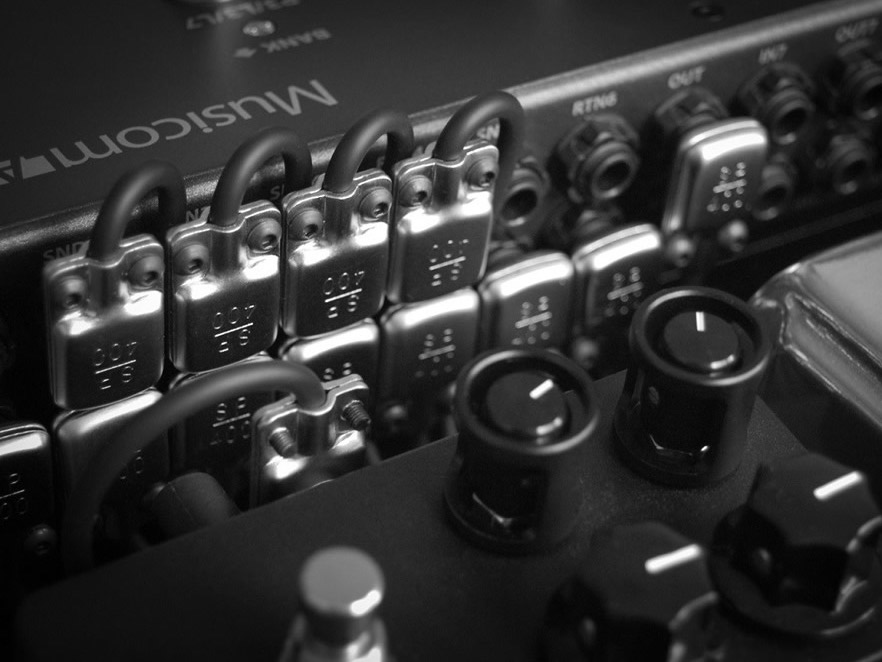 squareplug patched pedalboard switcher 1200x800
